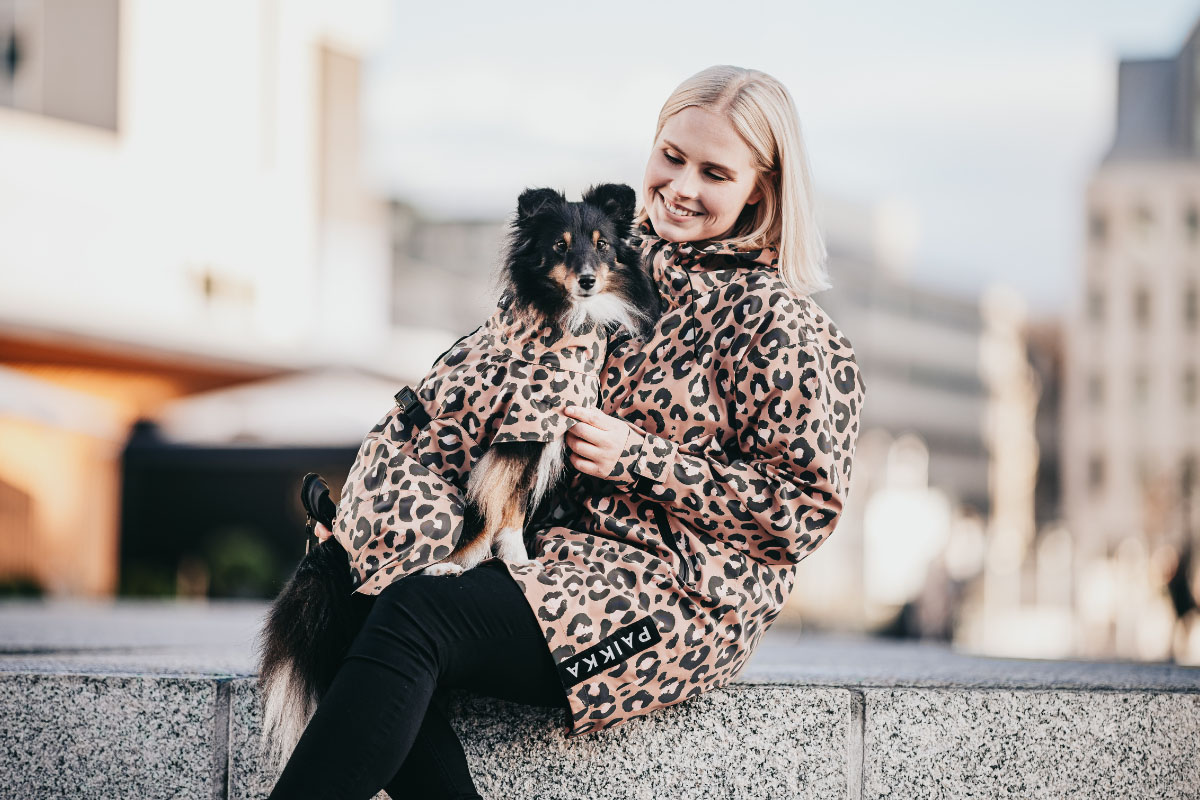 Regenjacken für Hundebesitzer beim Spaziergang