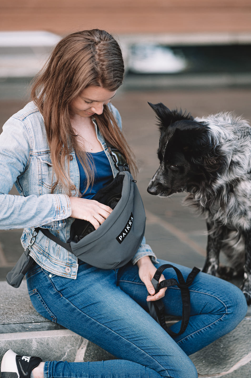 Frau mit PAIKKA Futtertasche und Hund